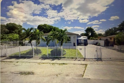 House in Miami, Florida 3 bedrooms, 153.2 sq.m. № 2003024 - photo 2