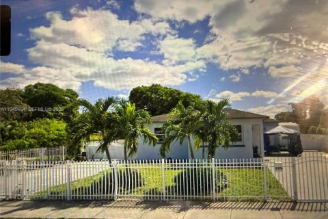 House in Miami, Florida 3 bedrooms, 153.2 sq.m. № 2003024 - photo 3