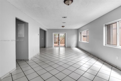 Villa ou maison à vendre à Miami, Floride: 4 chambres, 173.54 m2 № 2063695 - photo 4