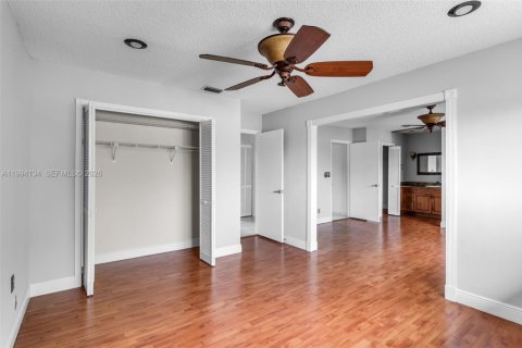 Villa ou maison à vendre à Miami, Floride: 4 chambres, 173.54 m2 № 2063695 - photo 15