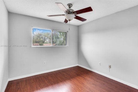 Villa ou maison à vendre à Miami, Floride: 4 chambres, 173.54 m2 № 2063695 - photo 12