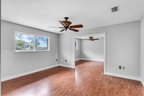 Villa ou maison à vendre à Miami, Floride: 4 chambres, 173.54 m2 № 2063695 - photo 16