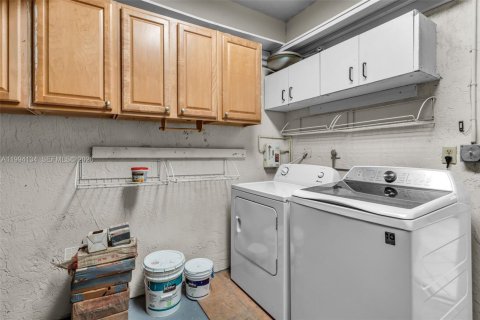 Villa ou maison à vendre à Miami, Floride: 4 chambres, 173.54 m2 № 2063695 - photo 25