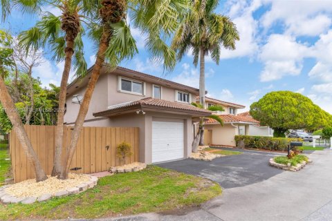 Villa ou maison à vendre à Miami, Floride: 4 chambres, 173.54 m2 № 2063695 - photo 2