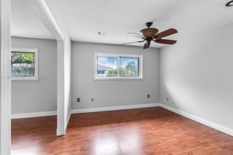 Villa ou maison à vendre à Miami, Floride: 4 chambres, 173.54 m2 № 2063695 - photo 14