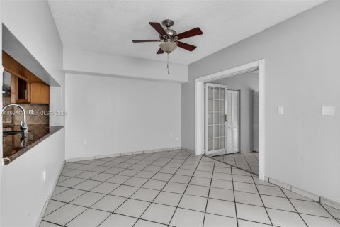 Villa ou maison à vendre à Miami, Floride: 4 chambres, 173.54 m2 № 2063695 - photo 6