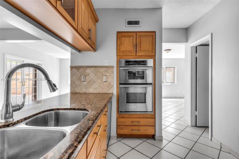 Villa ou maison à vendre à Miami, Floride: 4 chambres, 173.54 m2 № 2063695 - photo 9