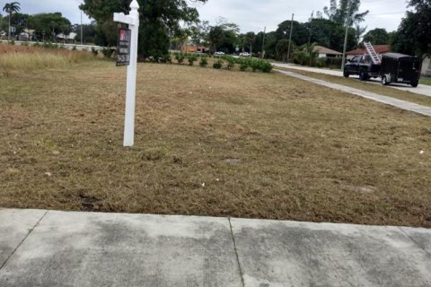 Commercial property in Deerfield Beach, Florida № 2252604 - photo 8