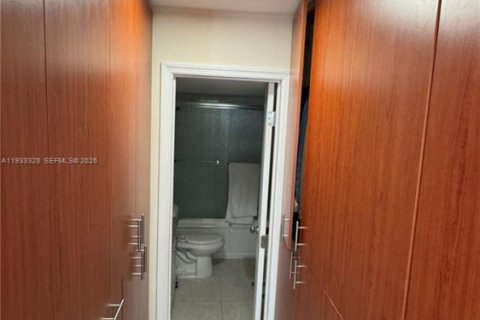 Condominio en alquiler en Miami, Florida, 1 dormitorio, 74.69 m2 № 1991390 - foto 7