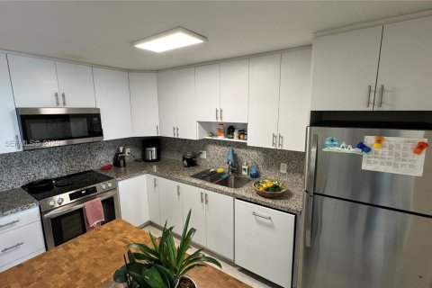 Condominio en alquiler en Miami, Florida, 1 dormitorio, 74.69 m2 № 1991390 - foto 2