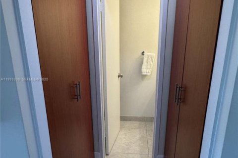 Condominio en alquiler en Miami, Florida, 1 dormitorio, 74.69 m2 № 1991390 - foto 4