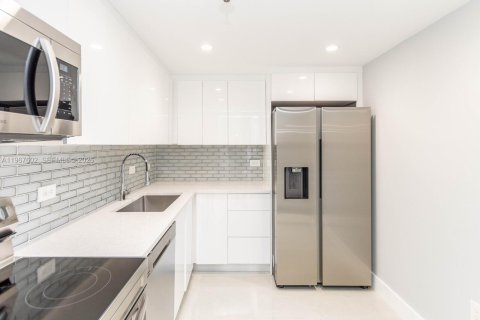 Condo in Aventura, Florida, 2 bedrooms  № 2029703 - photo 16