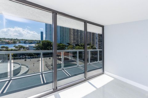 Condo in Aventura, Florida, 2 bedrooms  № 2029703 - photo 15