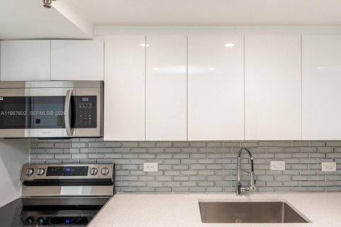 Condo in Aventura, Florida, 2 bedrooms  № 2029703 - photo 19
