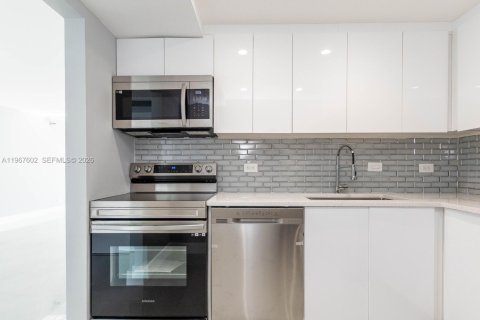 Condo in Aventura, Florida, 2 bedrooms  № 2029703 - photo 18