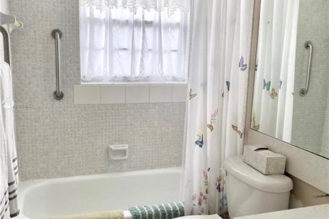 Condo in Boca Raton, Florida, 2 bedrooms № 2261446 - photo 16