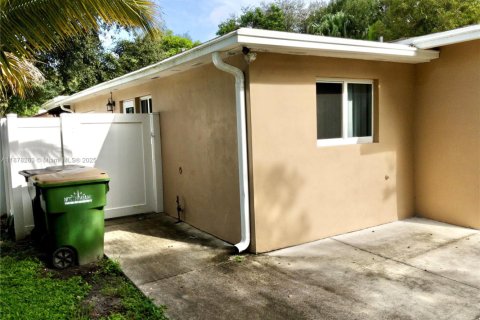 Immobilier commercial à louer à North Miami, Floride № 1928927 - photo 1