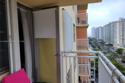 Condo in Sunny Isles Beach, Florida, 2 bedrooms  № 2062246 - photo 9