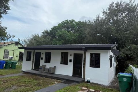 Commercial property in Miami, Florida 86.96 sq.m. № 2017615