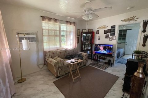 Commercial property in Miami, Florida 86.96 sq.m. № 2017615 - photo 4