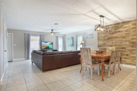 House in St. Lucie, Florida 3 bedrooms, 176.89 sq.m. № 2251617 - photo 2