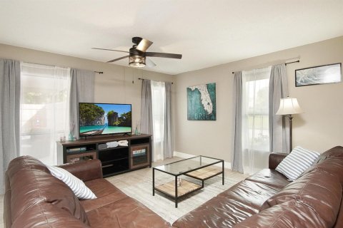 House in St. Lucie, Florida 3 bedrooms, 176.89 sq.m. № 2251617 - photo 4