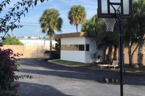 Propiedad comercial en venta en St. Lucie, Florida № 2185775 - foto 26