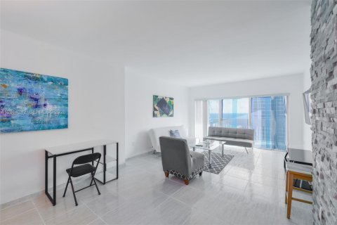 Condo in Hallandale Beach, Florida, 1 bedroom  № 2076405 - photo 2