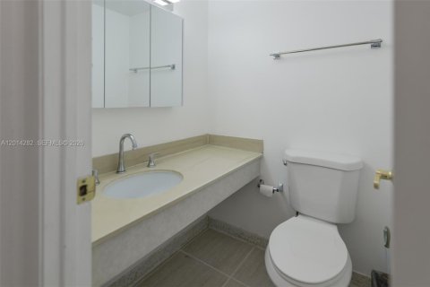 Condo in Hallandale Beach, Florida, 1 bedroom  № 2076405 - photo 9