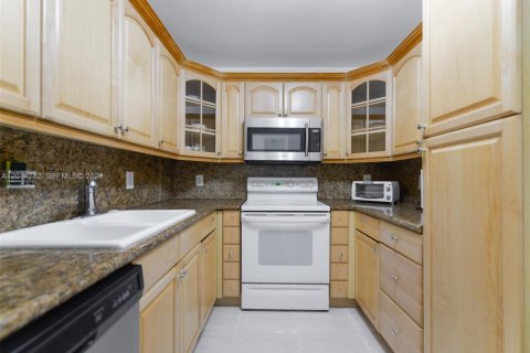 Condo in Hallandale Beach, Florida, 1 bedroom  № 2076405 - photo 11