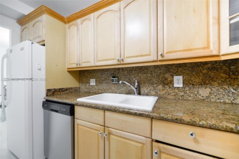 Condo in Hallandale Beach, Florida, 1 bedroom  № 2076405 - photo 12