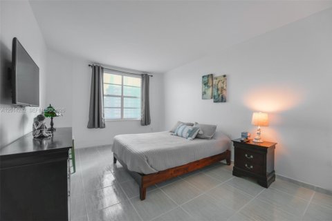 Condo in Hallandale Beach, Florida, 1 bedroom  № 2076405 - photo 14