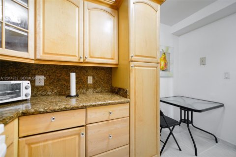 Condo in Hallandale Beach, Florida, 1 bedroom  № 2076405 - photo 13