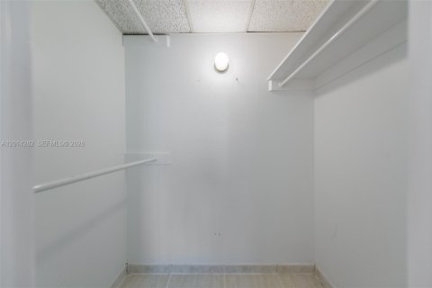 Condo in Hallandale Beach, Florida, 1 bedroom  № 2076405 - photo 16