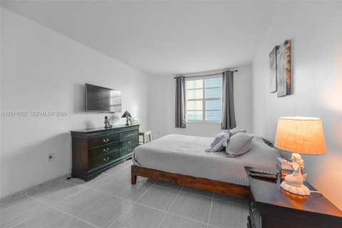 Condo in Hallandale Beach, Florida, 1 bedroom  № 2076405 - photo 15