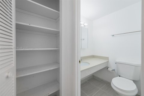 Condo in Hallandale Beach, Florida, 1 bedroom  № 2076405 - photo 8
