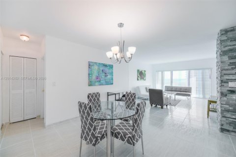 Condo in Hallandale Beach, Florida, 1 bedroom  № 2076405