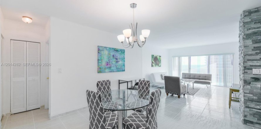 Condo in Hallandale Beach, Florida, 1 bedroom  № 2076405