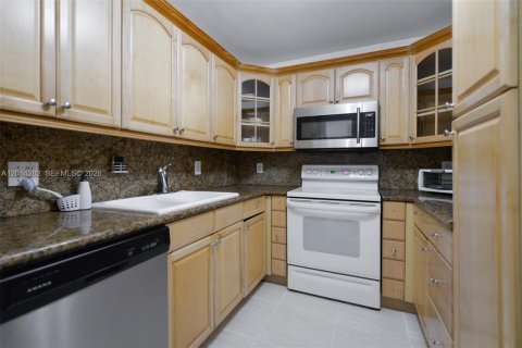 Condo in Hallandale Beach, Florida, 1 bedroom  № 2076405 - photo 10