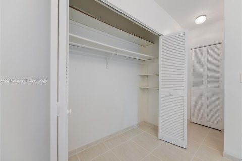 Condo in Hallandale Beach, Florida, 1 bedroom  № 2076405 - photo 7