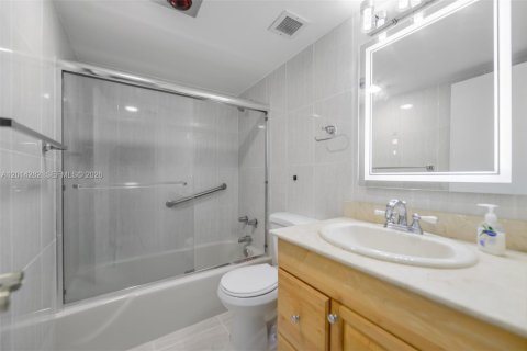 Condo in Hallandale Beach, Florida, 1 bedroom  № 2076405 - photo 17