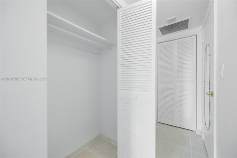 Condo in Hallandale Beach, Florida, 1 bedroom  № 2076405 - photo 18