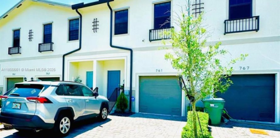 Townhouse in Florida City, Florida 4 bedrooms, 131.74 sq.m. № 1935088