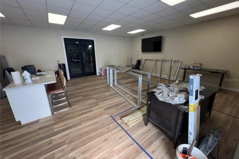 Propiedad comercial en alquiler en Tampa, Florida, 464.88 m2 № 1816167 - foto 6