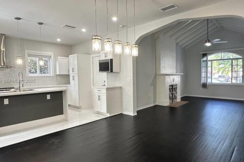 Casa en alquiler en Miami, Florida, 2 dormitorios, 130.53 m2 № 1993761 - foto 4
