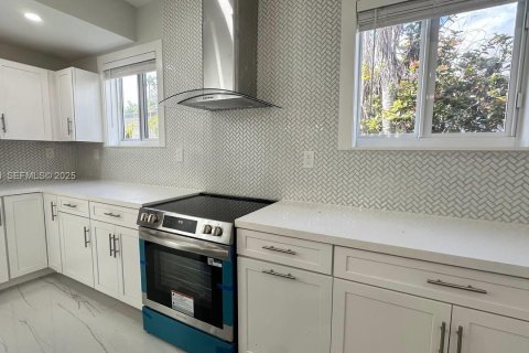 Casa en alquiler en Miami, Florida, 2 dormitorios, 130.53 m2 № 1993761 - foto 10
