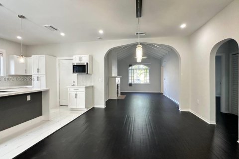 Casa en alquiler en Miami, Florida, 2 dormitorios, 130.53 m2 № 1993761 - foto 7