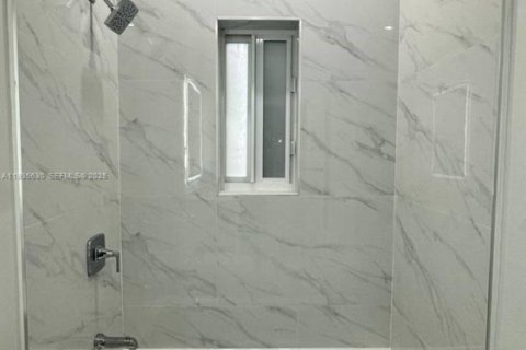 Casa en alquiler en Miami, Florida, 2 dormitorios, 130.53 m2 № 1993761 - foto 17