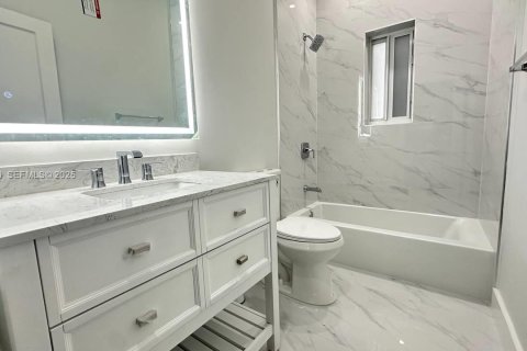 Casa en alquiler en Miami, Florida, 2 dormitorios, 130.53 m2 № 1993761 - foto 16