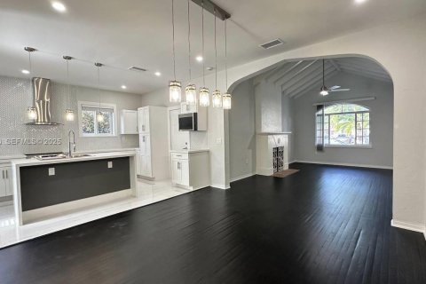 Casa en alquiler en Miami, Florida, 2 dormitorios, 130.53 m2 № 1993761 - foto 2